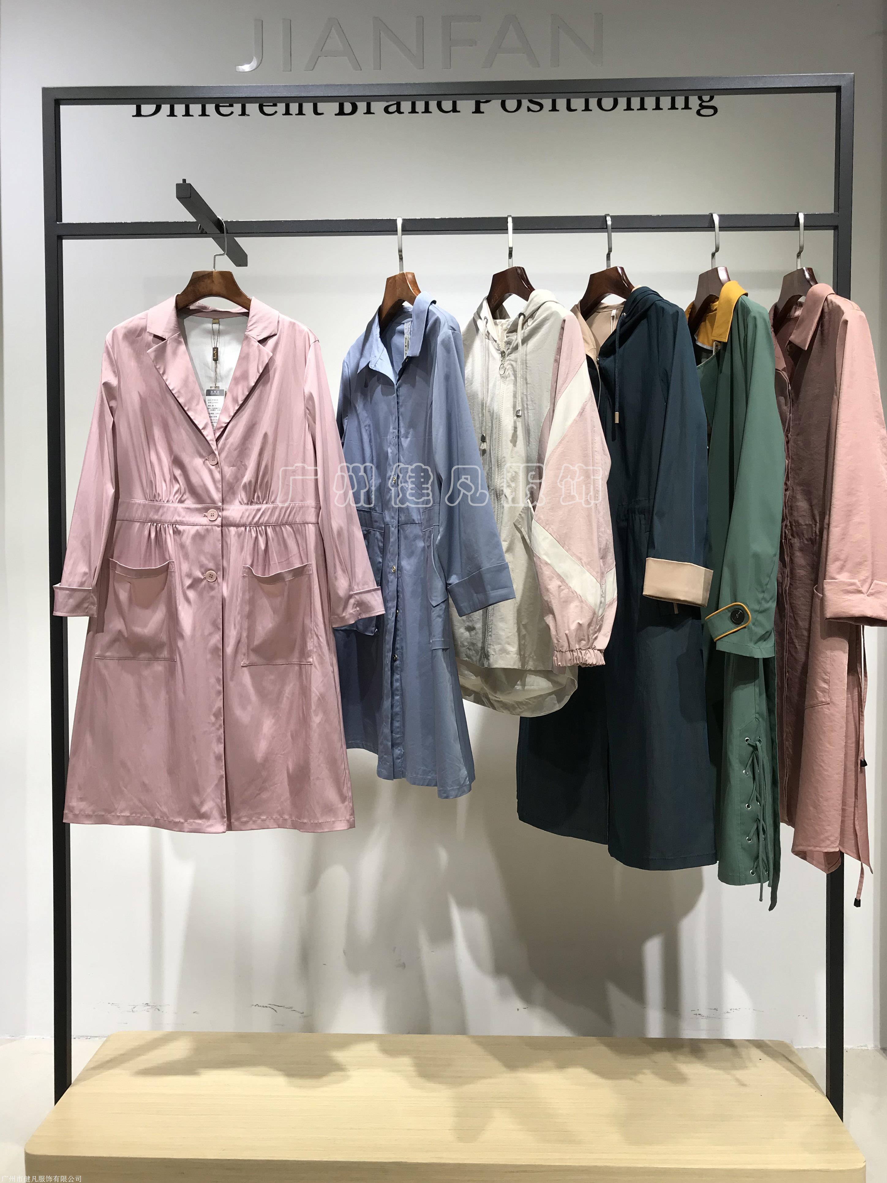 广州品牌折扣女装素莹风衣春装尾货批发进货渠道分份批发
