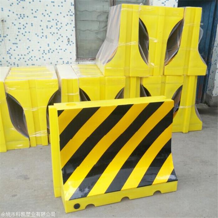 本公司产品有滚塑水马,交通防撞桶,滚塑隔离墩,防眩