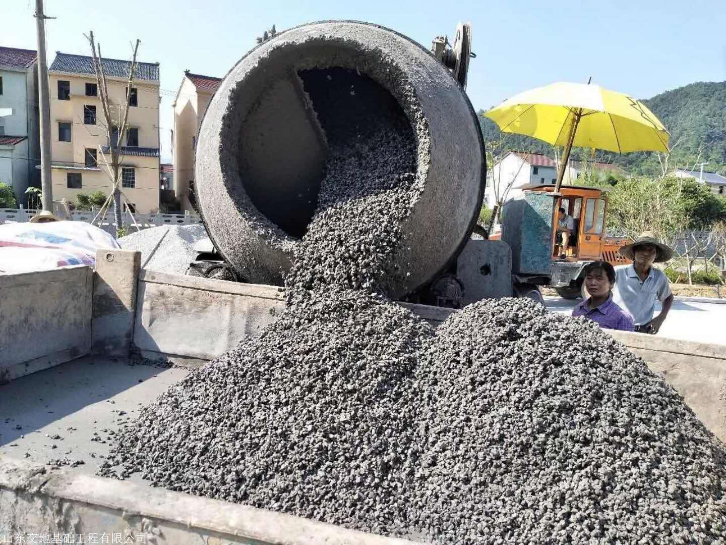 對同一粒徑的骨料拌制無砂混凝土,存在著合適水泥用量和水灰比