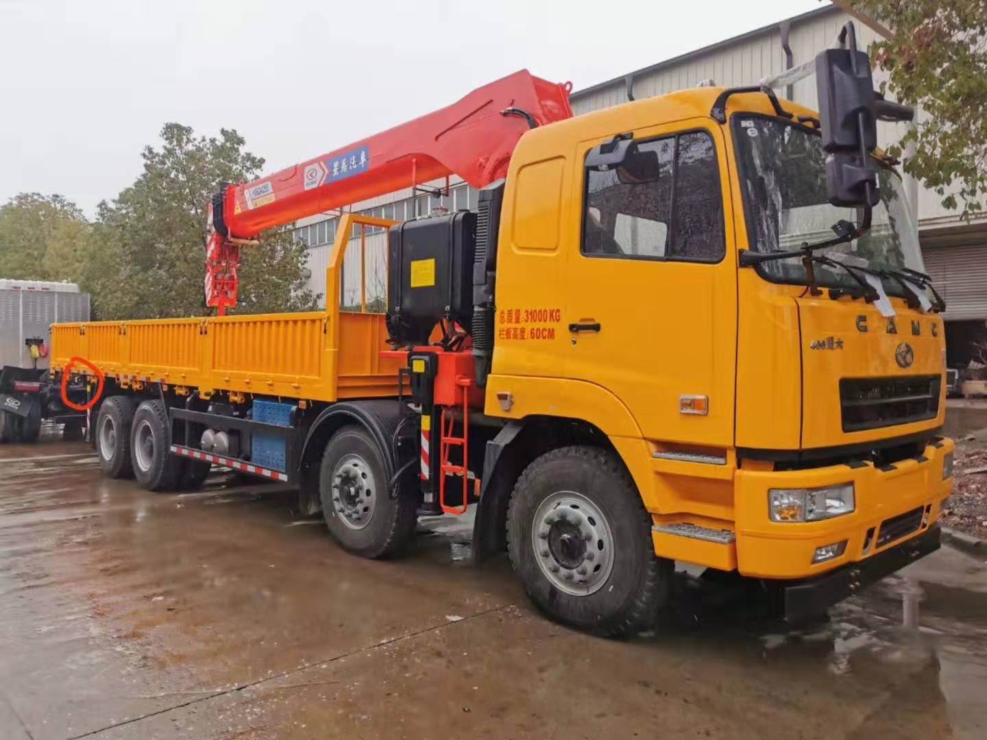 华菱重卡前四后八华菱星马17吨汽车吊吊臂