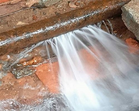 越秀室外生活给水管爆裂漏水 仪器不开挖查漏水