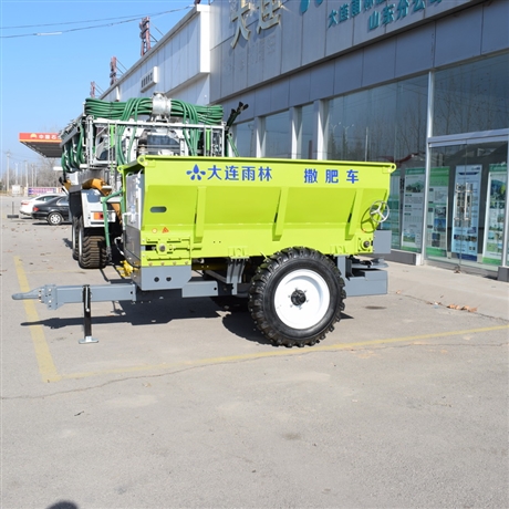 大连雨林厂家批发  撒粪车   有机肥撒粪机  湿鸡粪撒肥车