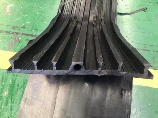 能发包装获得耐磨型烫金塑料膜专利处理了烫金膜因为拉伸导致塑性变差而变形的问题