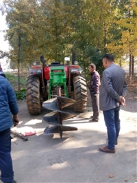  可定制拖拉机带挖坑机  鑫嘉强机械 双人操作打洞机图片