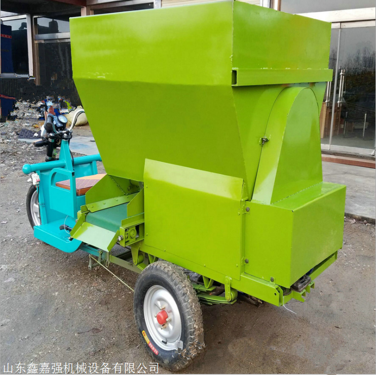 甘肃喂料车 养殖场电动上料车 饲喂猪牛羊 三轮移动式喂料撒料