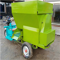 甘肃喂料车 养殖场电动上料车 饲喂猪牛羊 三轮移动式喂料撒料