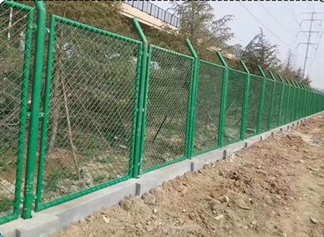 电焊网隔离栅新疆厂家直销  浸塑钢丝网围栏价格