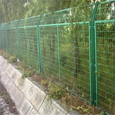 新疆钢丝焊隔离栅报价 浸塑铁丝网围栏厂家直销