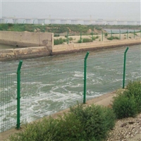 水渠河塘防护网 水渠隔离防护网 水库铁丝防护网