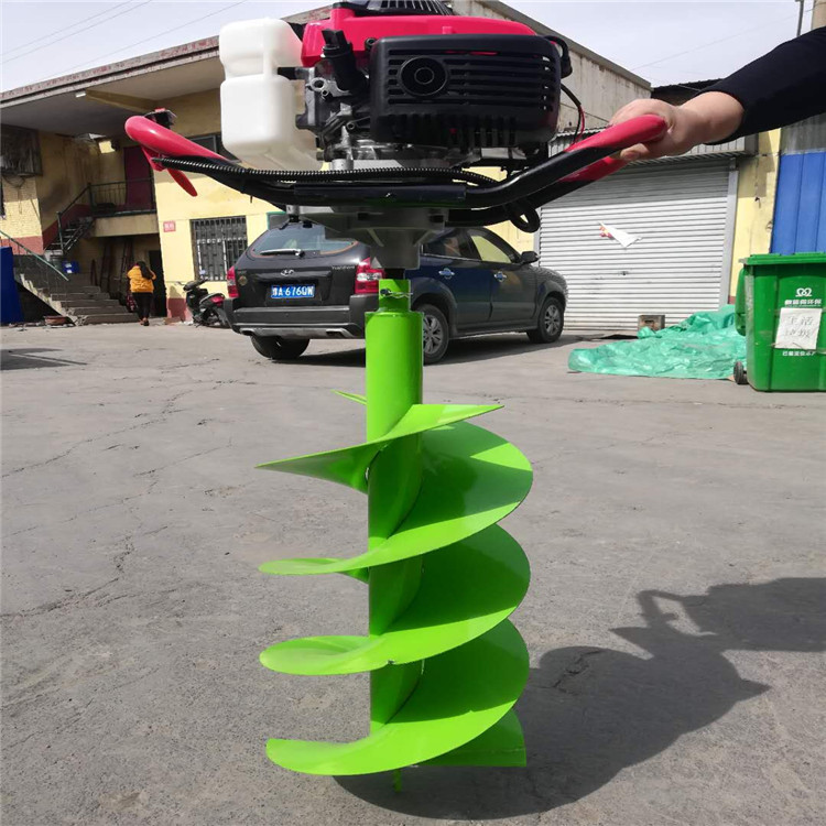 东北冻土栽树用的钻孔机