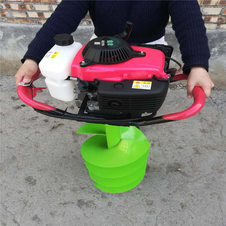 东北冻土栽树用的钻孔机