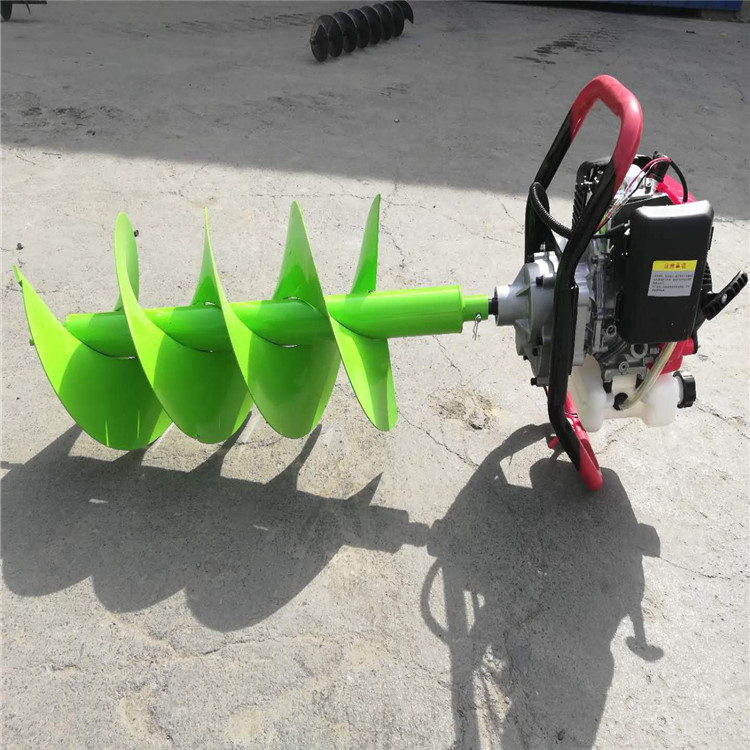 东北冻土栽树用的钻孔机