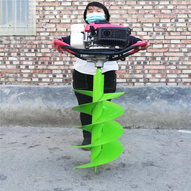 东北冻土栽树用的钻孔机