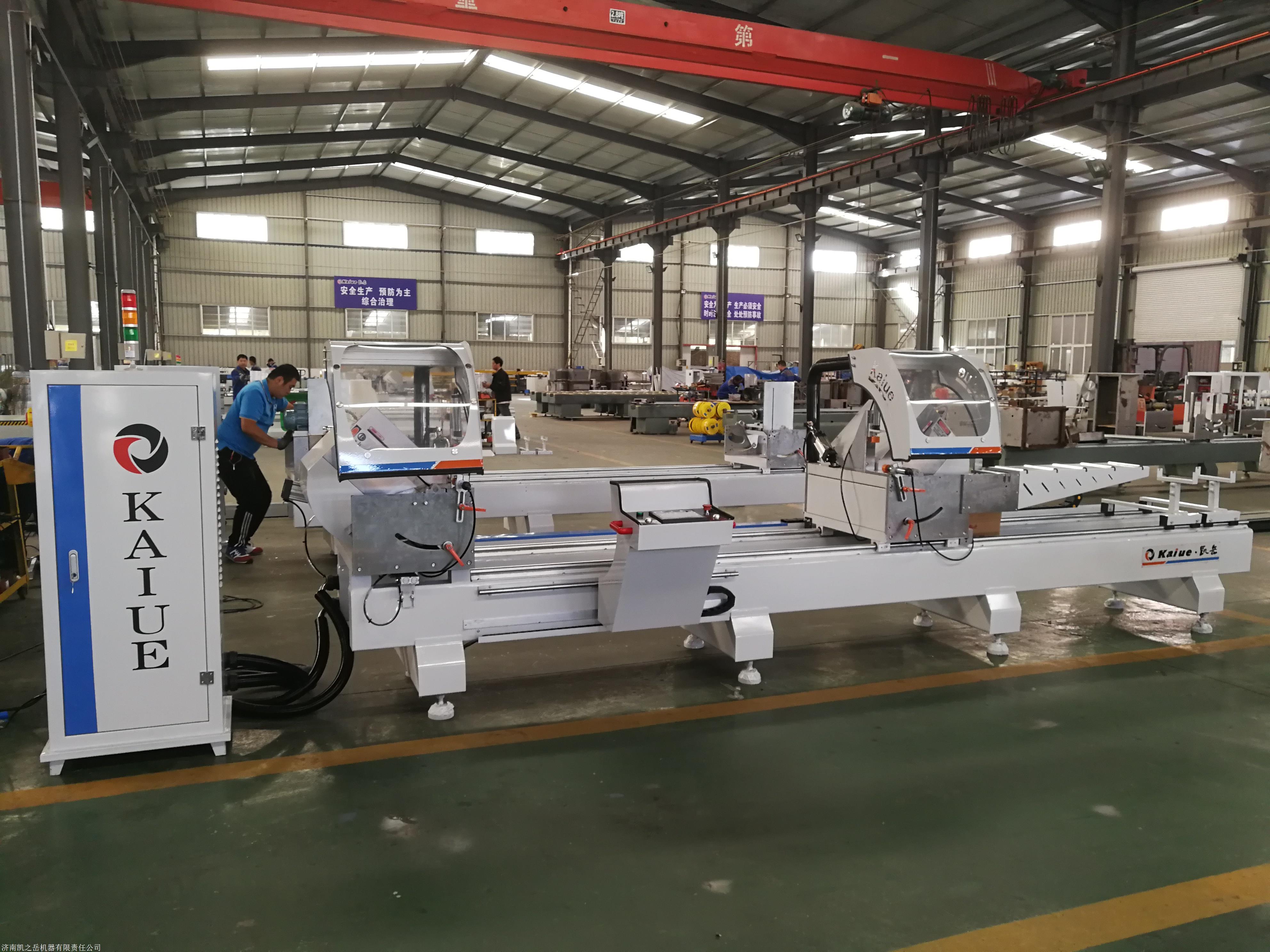 组角机等首先,铝合金门窗在使用中,开启或者关闭的时候动作要轻,自然