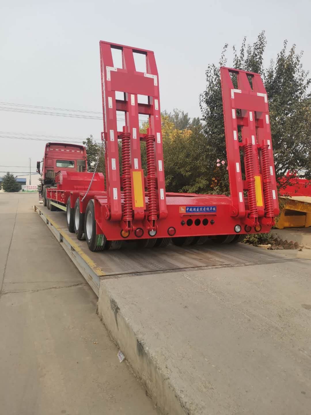 高配置新型20吨-60吨挖掘机运输低平板半挂车出厂价格全国联保