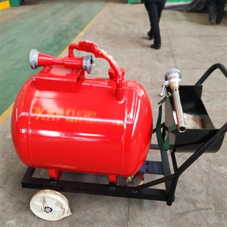仓库泡沫灭火装置消防用品 手推式泡沫灭火装置 济南泡沫罐厂家