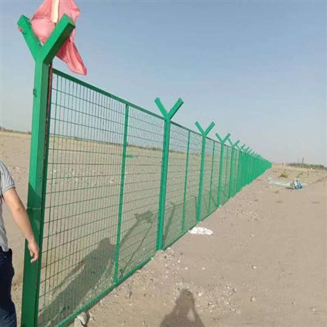新疆围栏网厂家 浸塑电焊网隔离栅价格