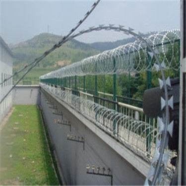 新疆刺绳围栏网厂家 高锌双股刺铁丝价格