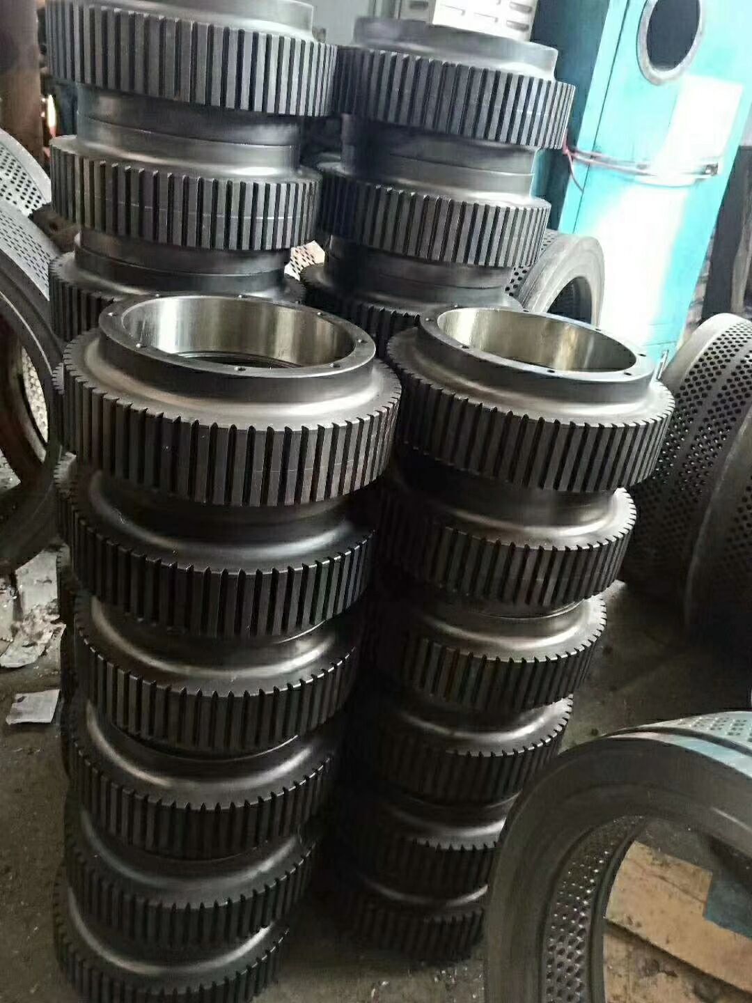 山东厂家直销木屑颗粒机配件压辊皮压辊总成