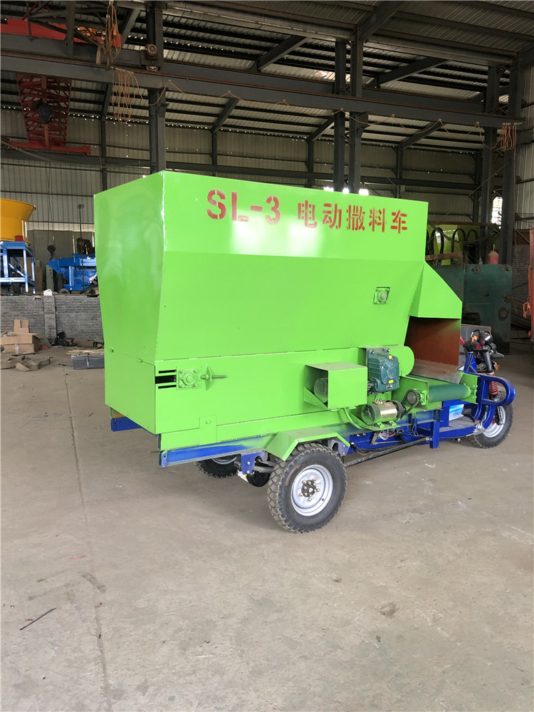 养殖牧区自动撒料车养牛上料撒料车厂家