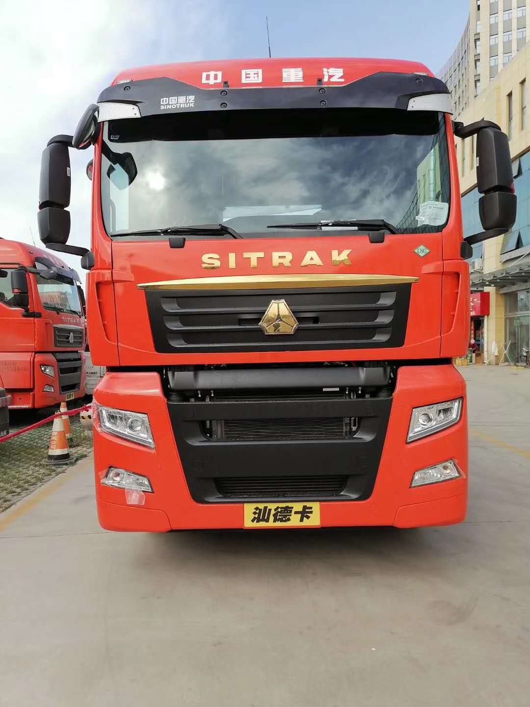 440马力重汽汕德卡牵引车新款汕德卡然汽车头