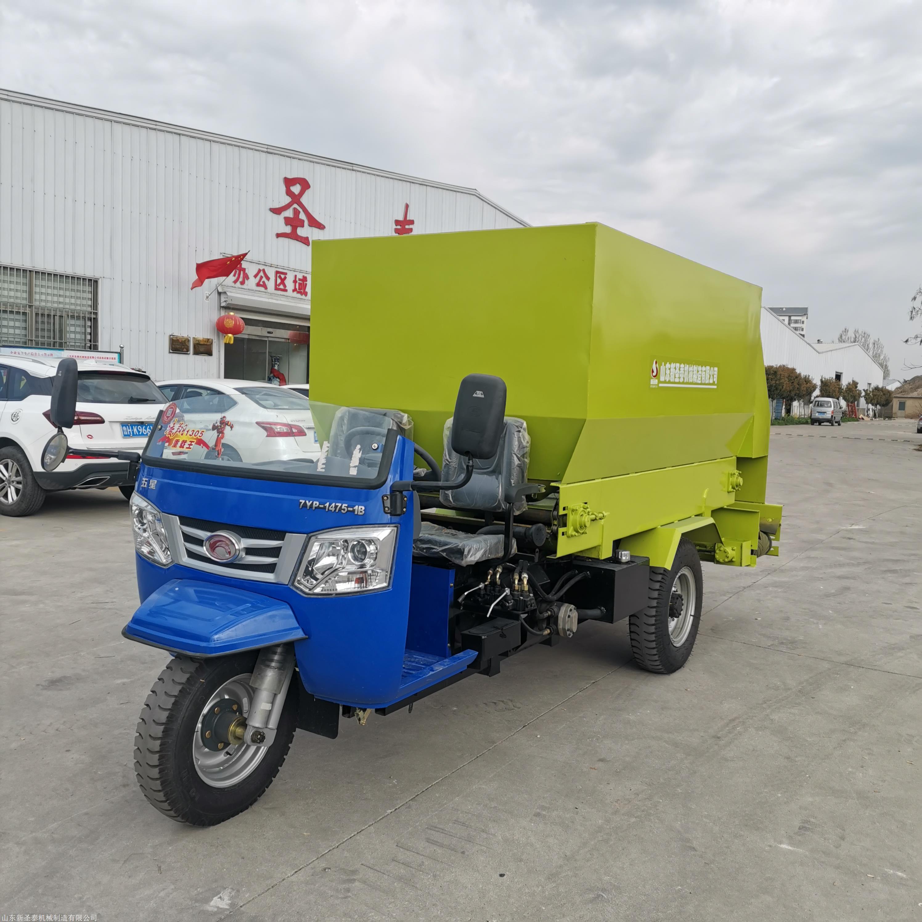 双向大型撒料车图片牛羊养殖用布料车机器性能