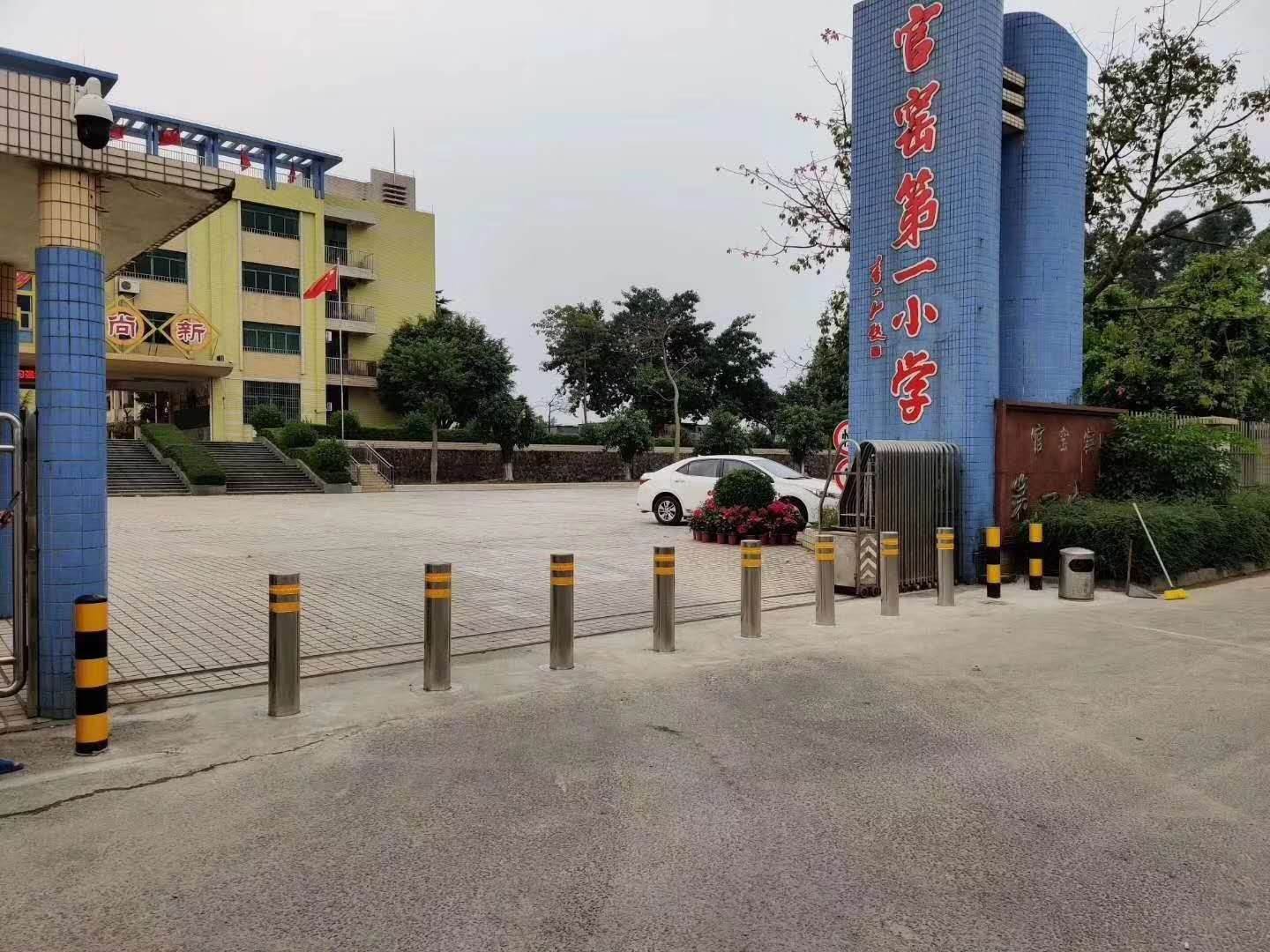 昆明升降柱防撞柱 学校反恐不锈钢防撞柱 大门口防冲撞柱子