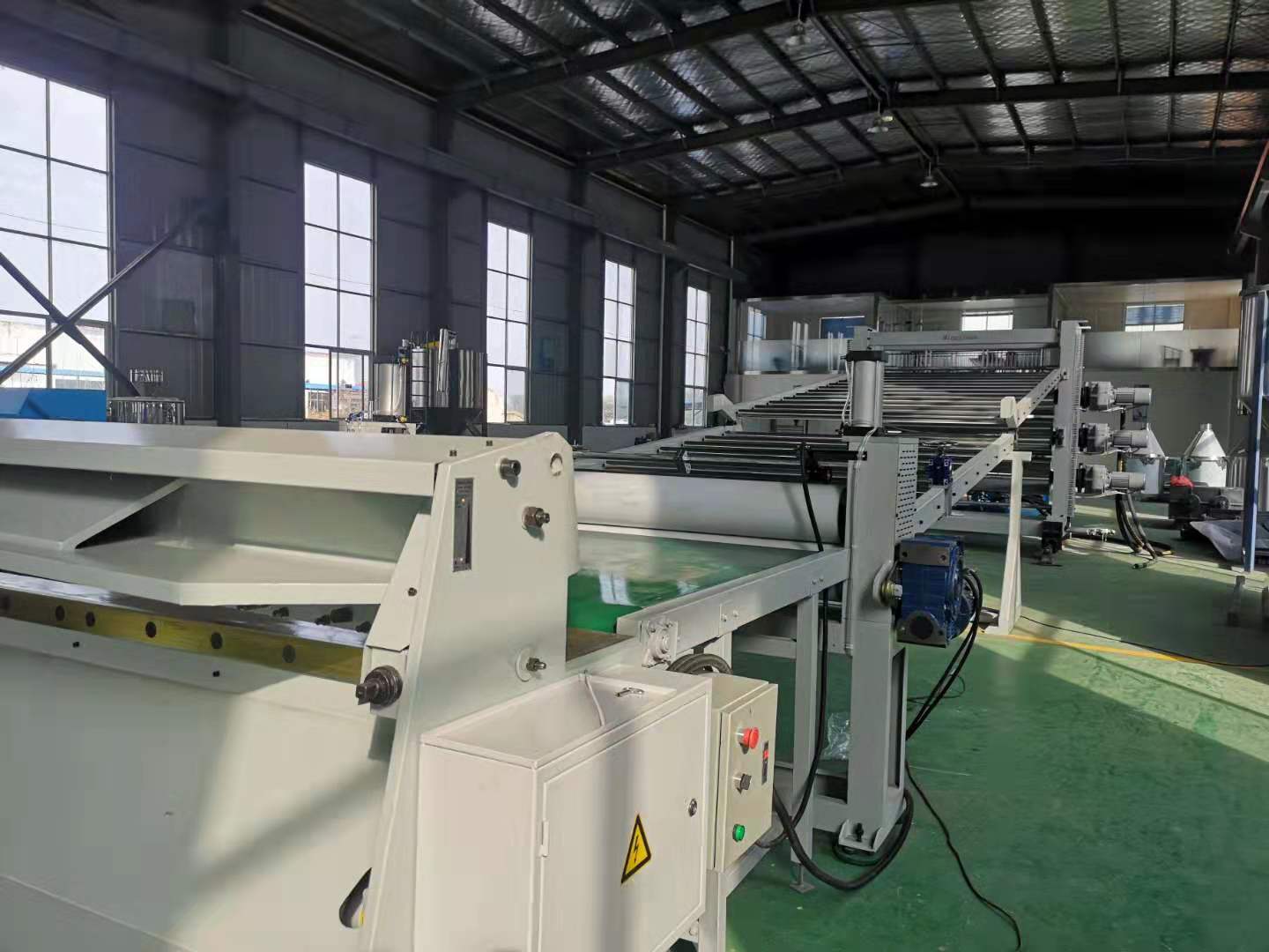 供应全自动peek板材挤出机,定制jcj-18型peek板材挤出机生产线