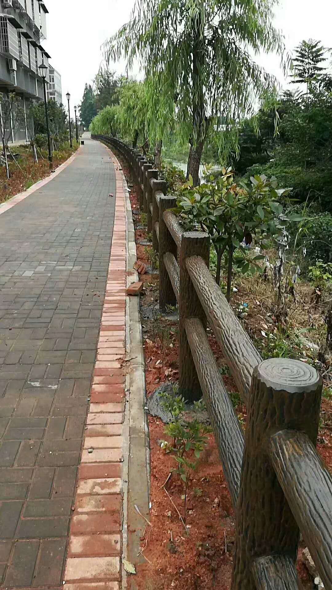 水泥护栏生产厂家供应