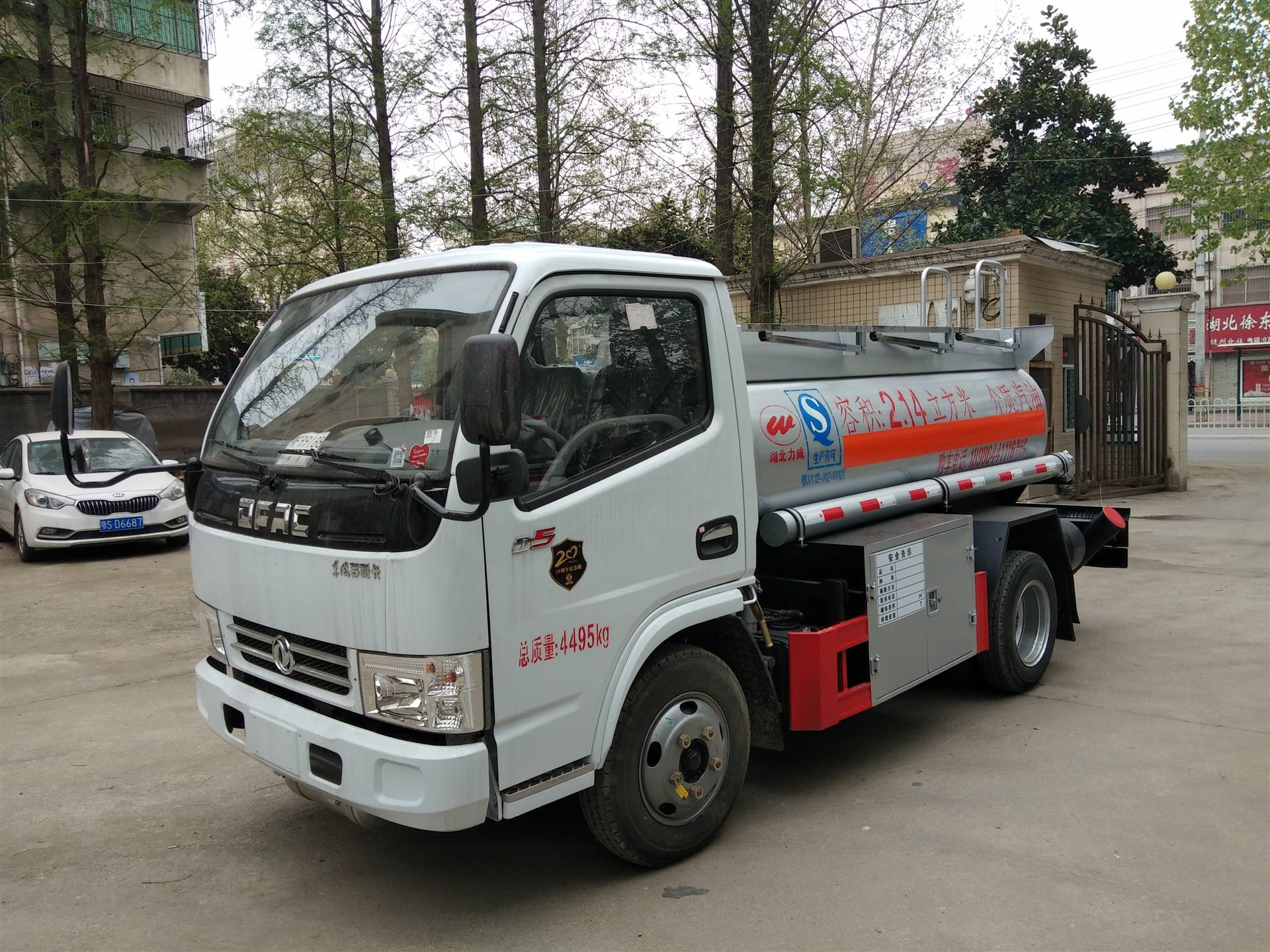 东风油罐车 2吨蓝牌加油车