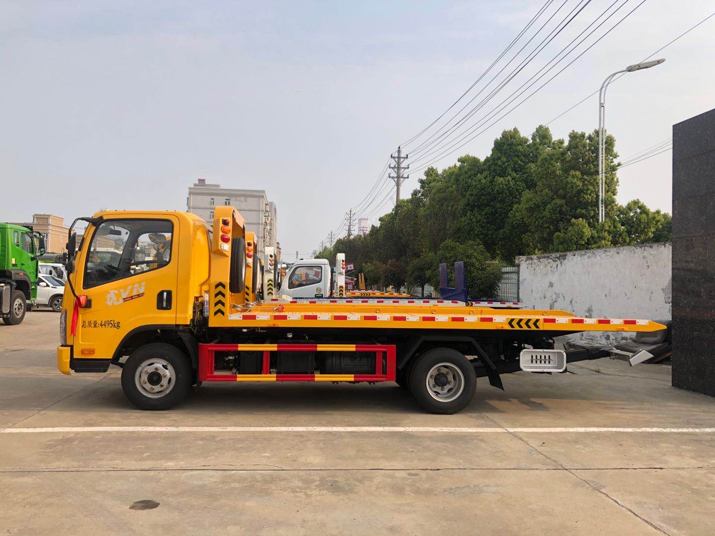 小型清障車藍牌解放虎v平板救援拖車