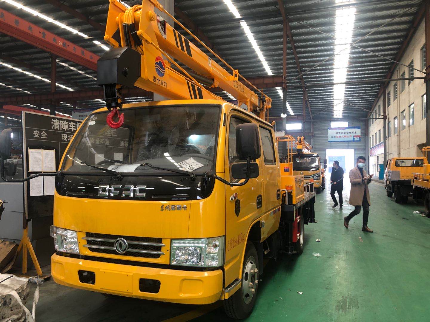 藍牌東風13米摺疊臂高空作業車c證可開整車不超重