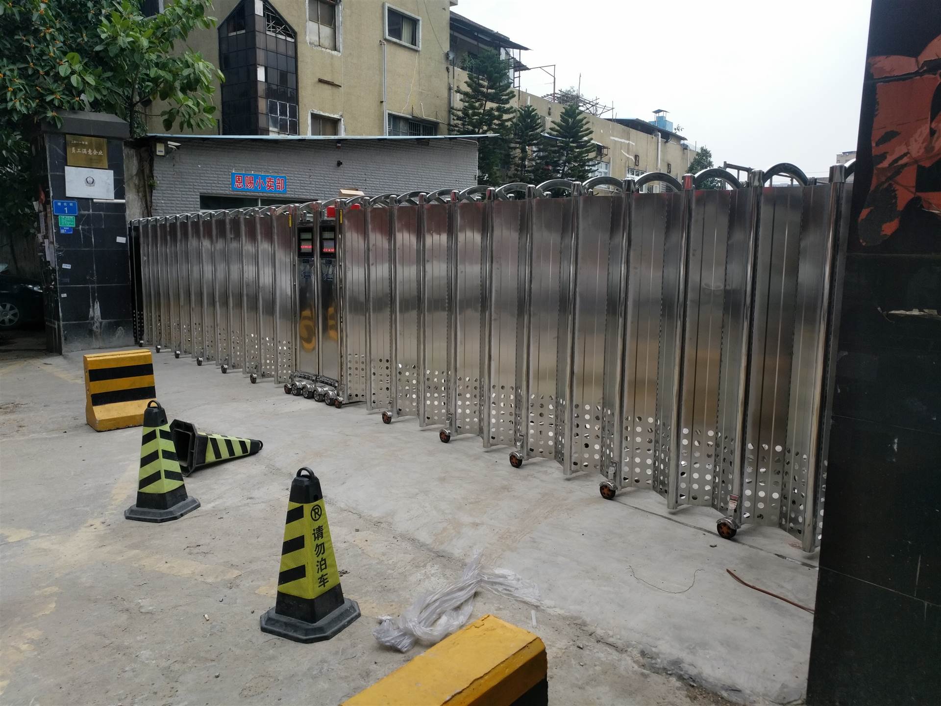 广州电动伸缩门厂家,广州伸缩门厂家,工地电动门安装