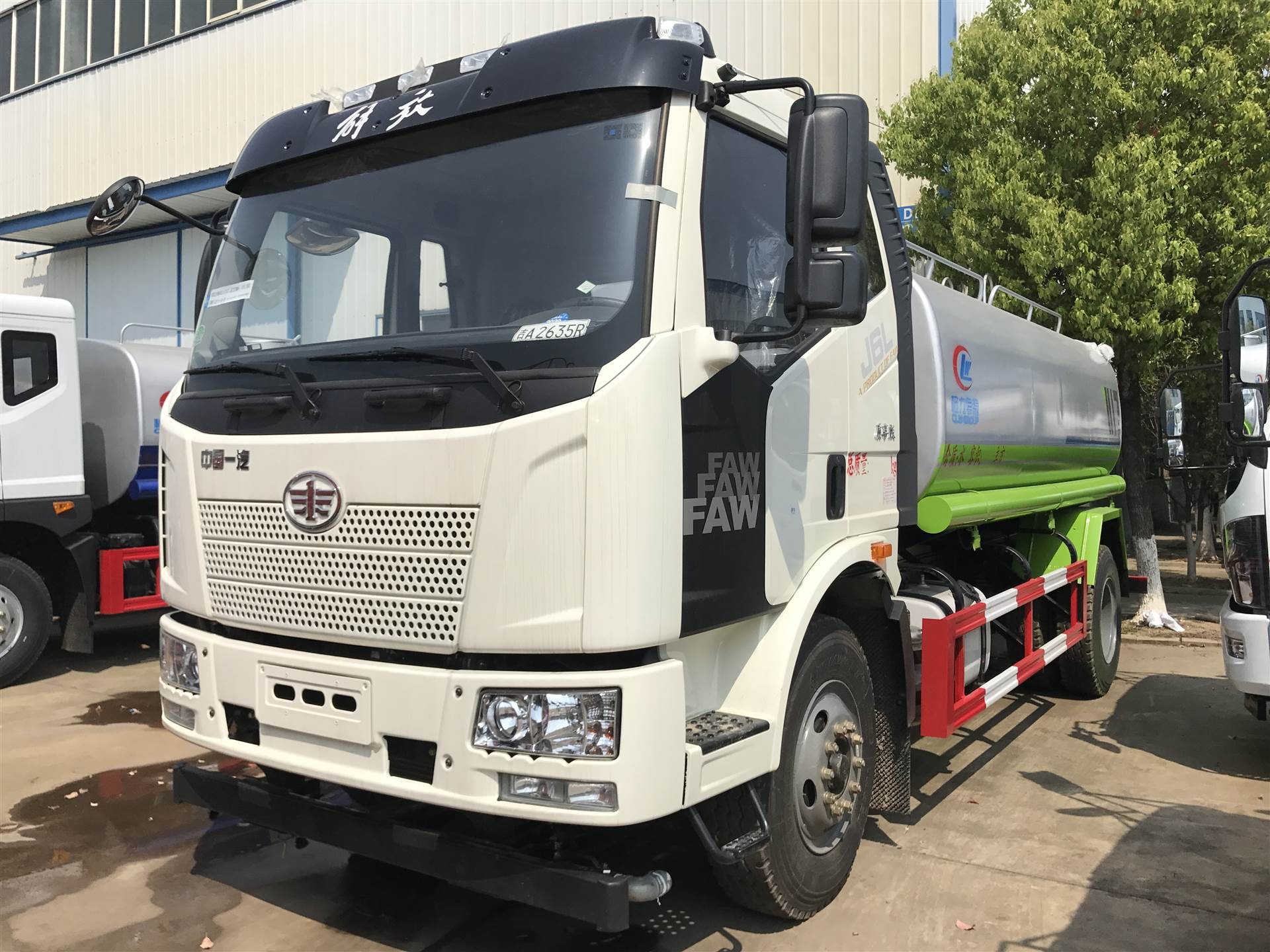 能上北京牌的解放j6单桥洒水车 多功能水罐车 园林绿化喷洒车厂家