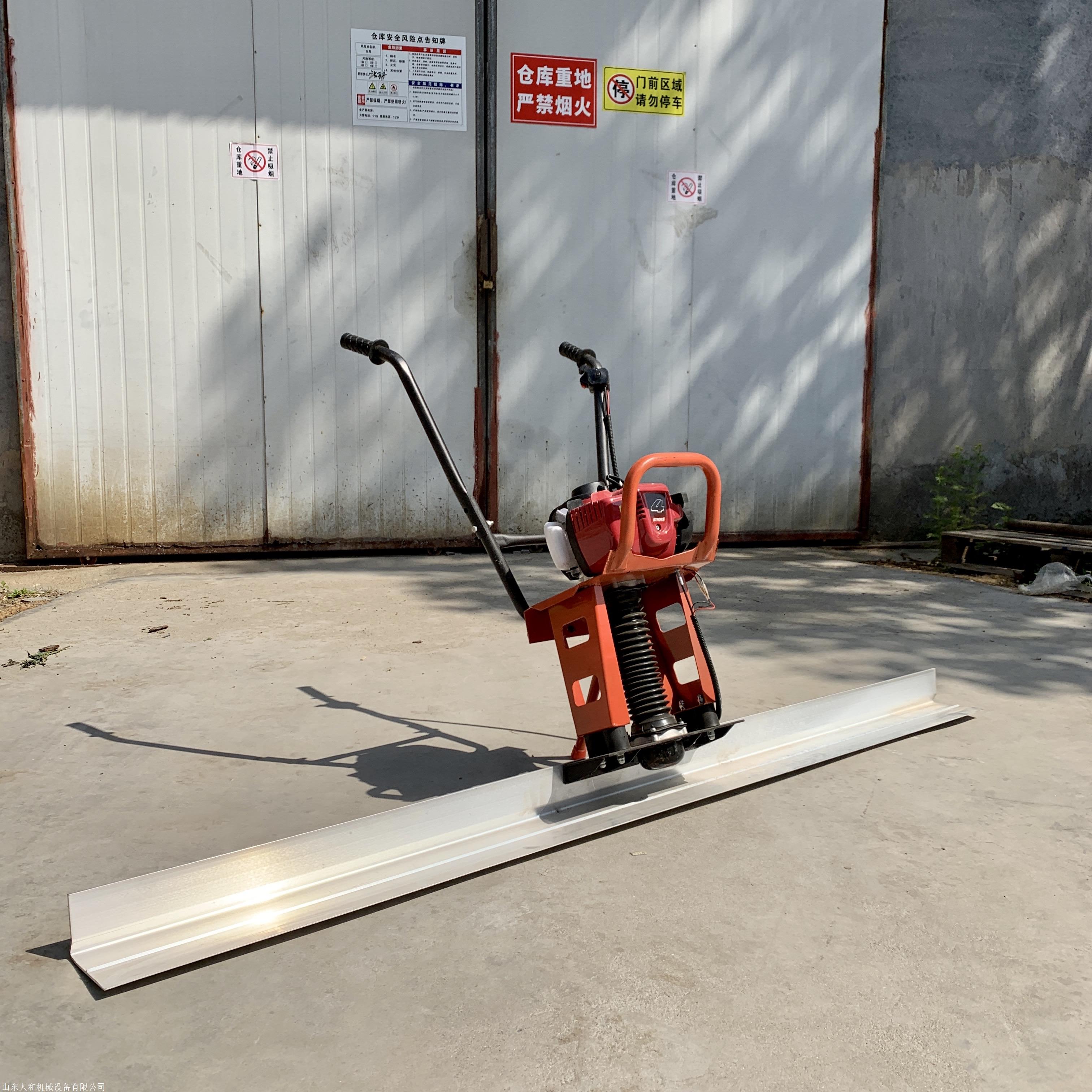 山东莱芜汽油4米振动尺厂家雄起 汽油振捣尺 汽油后拉式振平尺