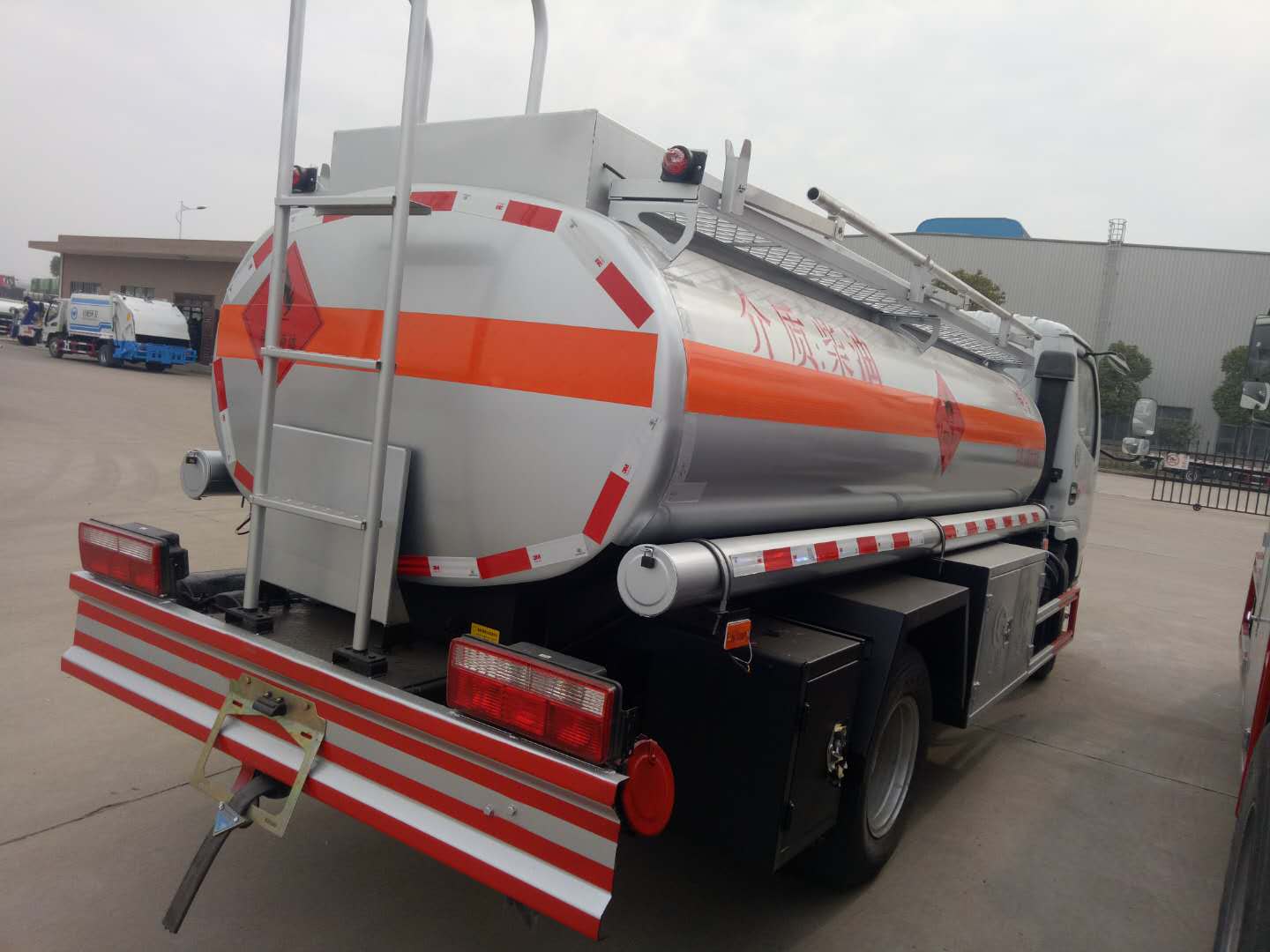 油罐车5吨小型加油车能装5吨柴油油罐车价格多少