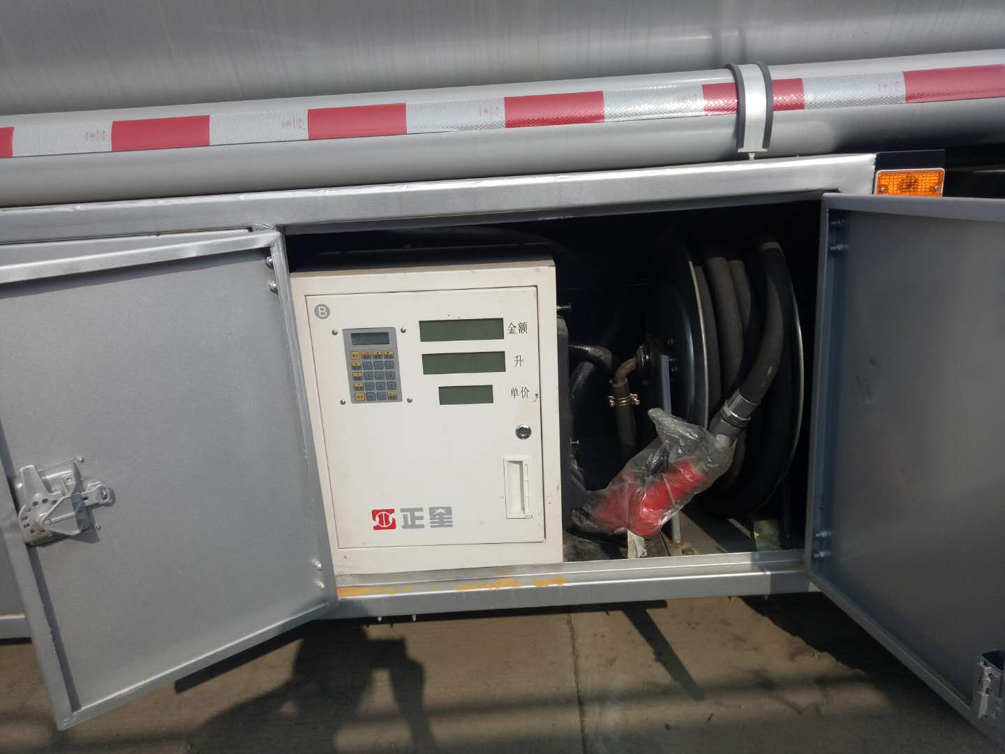 油罐车 东风油罐车 c1可开的小型蓝牌加油车多少钱