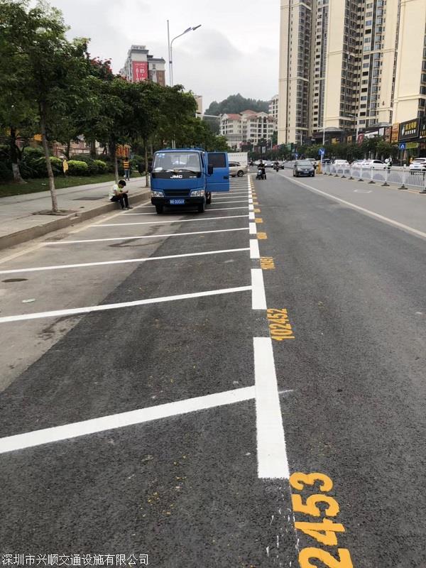 东莞凤岗小区车位划线,凤岗小区停车场划线,通道黄网格划线
