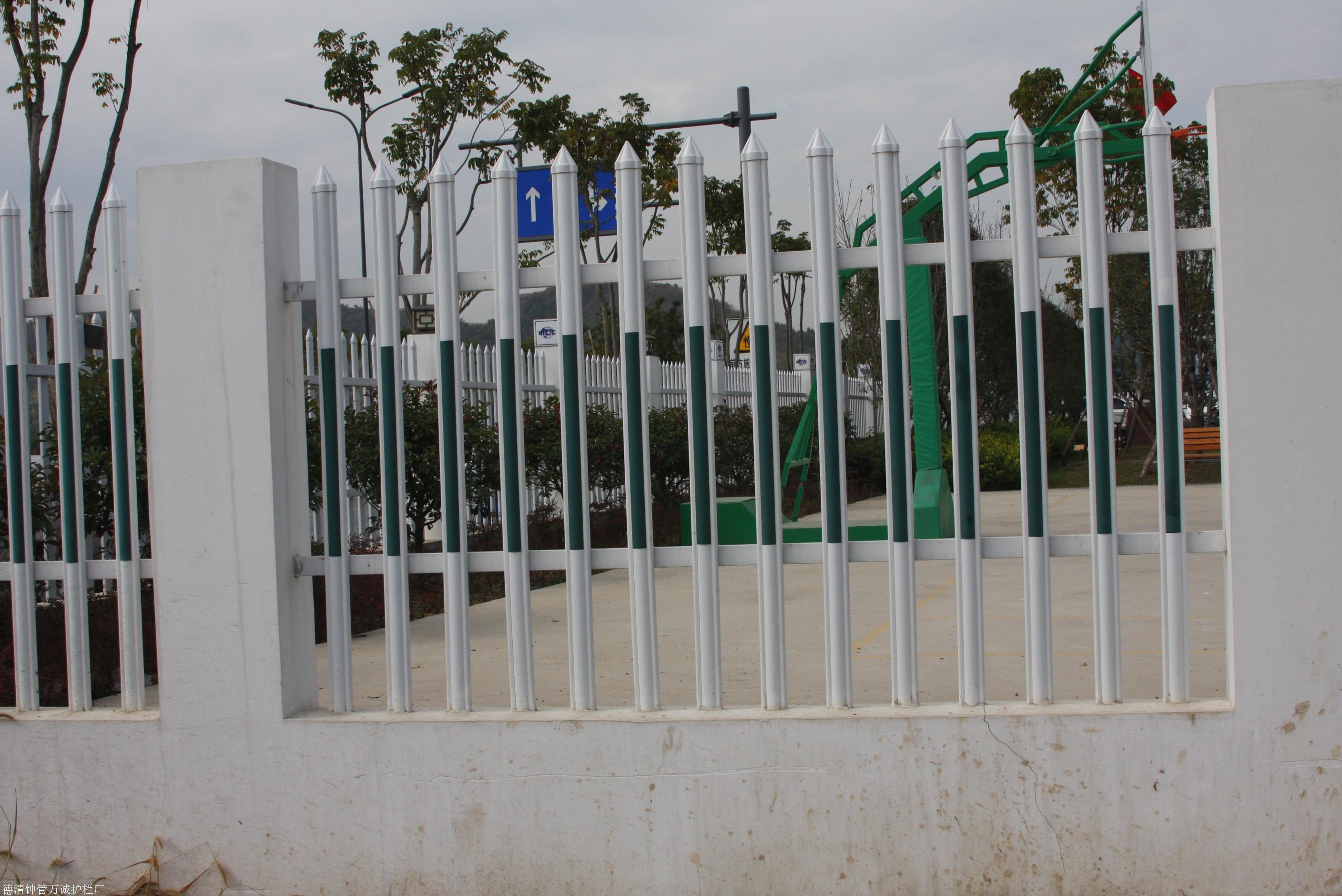 >盐城别墅围墙护栏 花坛pvc护栏厂家安装标准尺寸     pvc变压器围栏