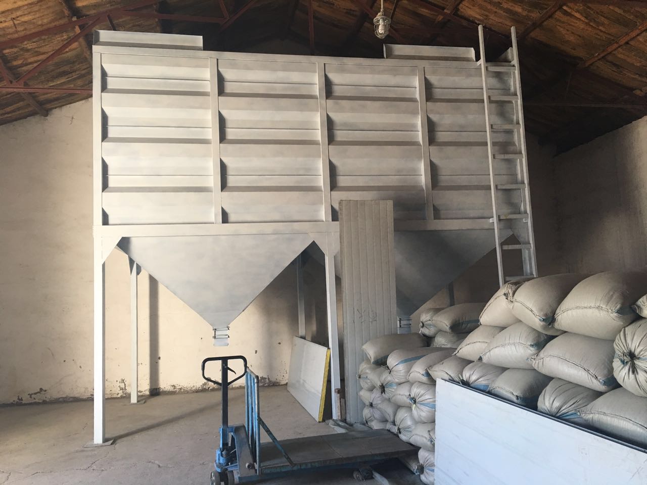 新工艺的粮食钢板仓仓储量大多啦