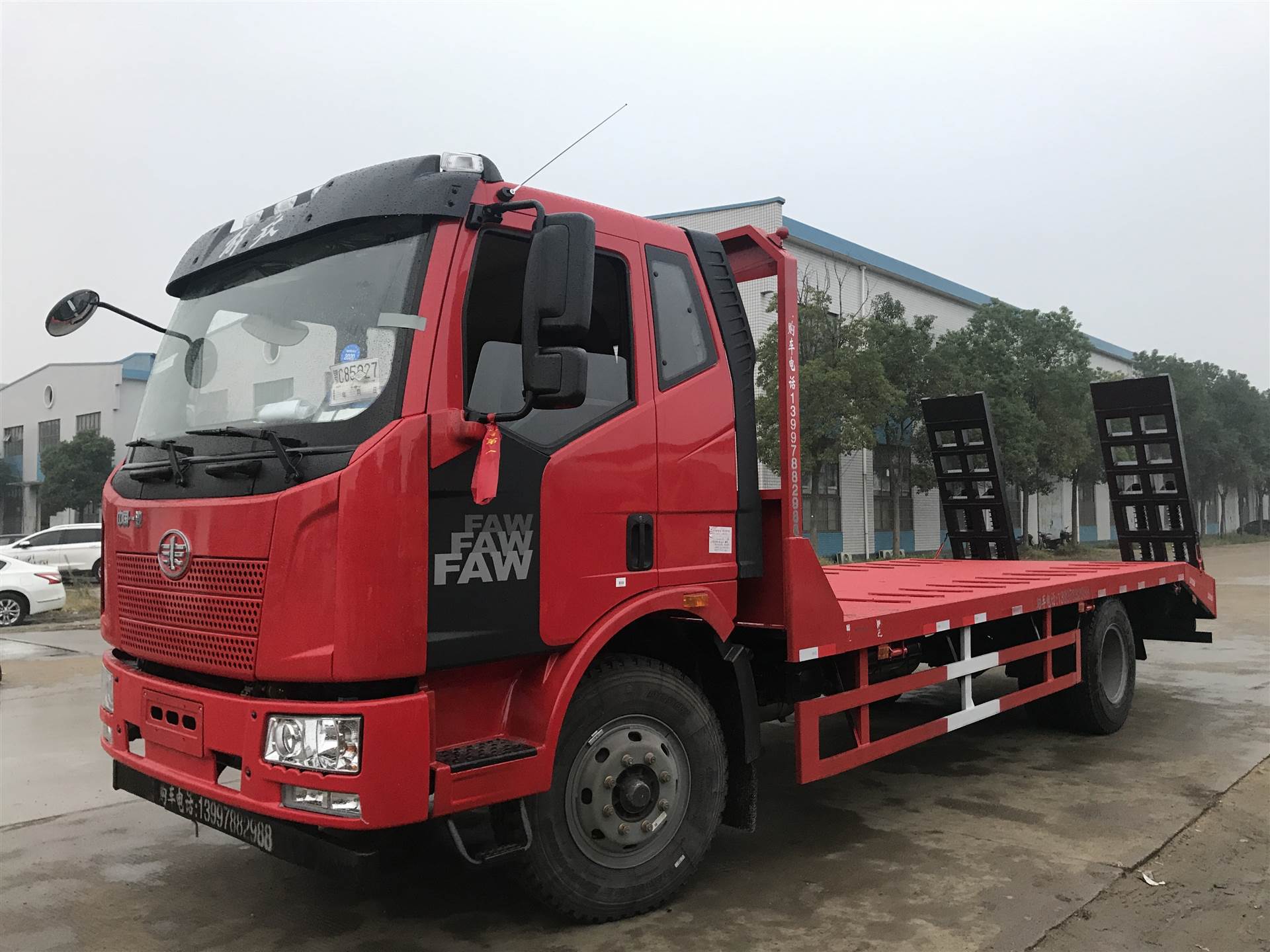 沈阳解放j6拉150挖机的平板运输车 挖掘机拖板车厂家 平板车价格