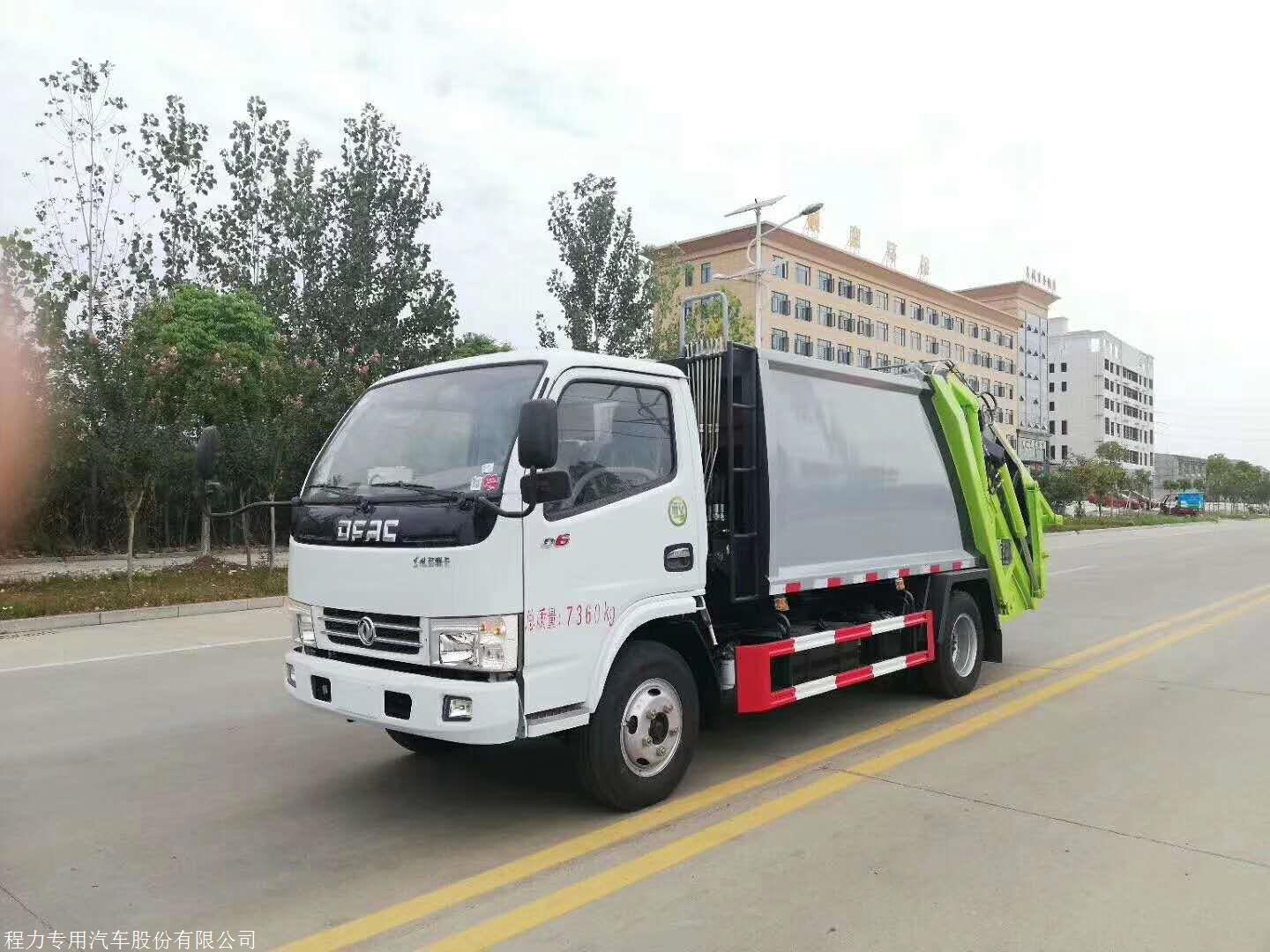 主要的垃圾車類型有自卸式垃圾車,勾臂式垃圾車,擺臂式垃圾車,掛桶式