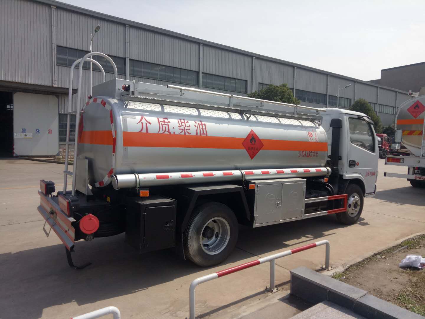 油罐车 5吨油罐车 东风5吨小型加油车 厂家直销 质量保证