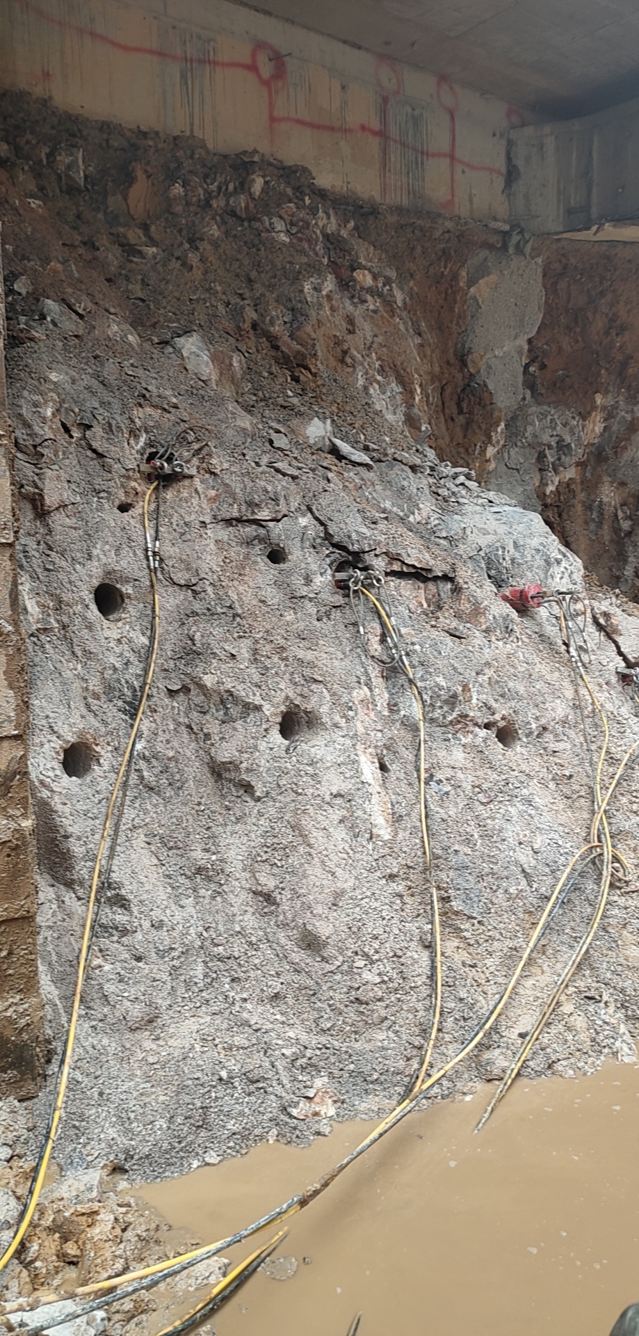 液压岩石劈裂棒洞采静态破石