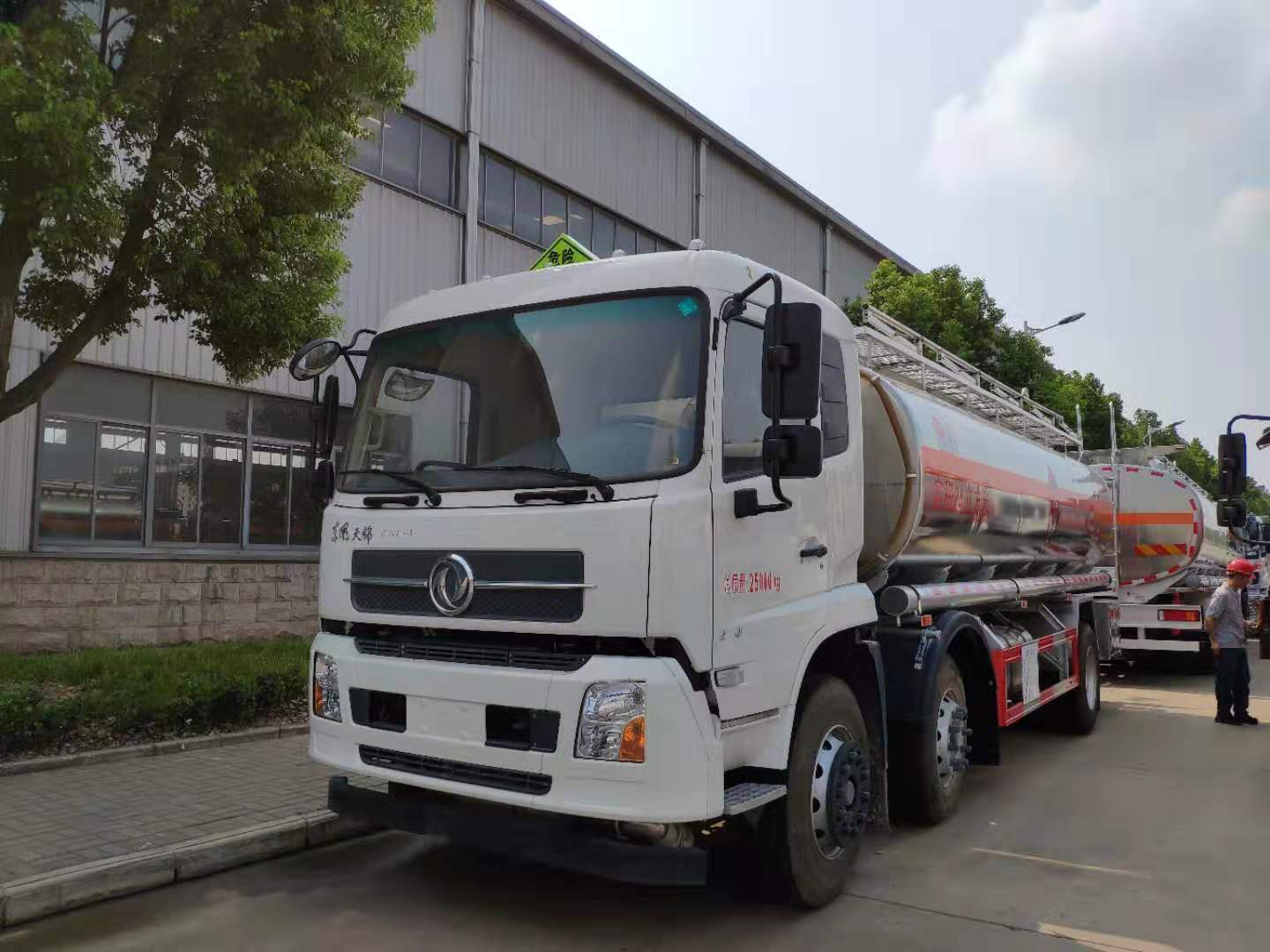 柳汽乘龙铝合金运油车