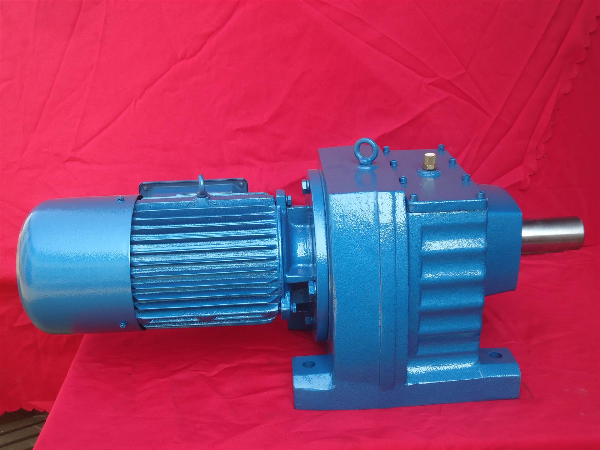 r系列硬齿面减速机