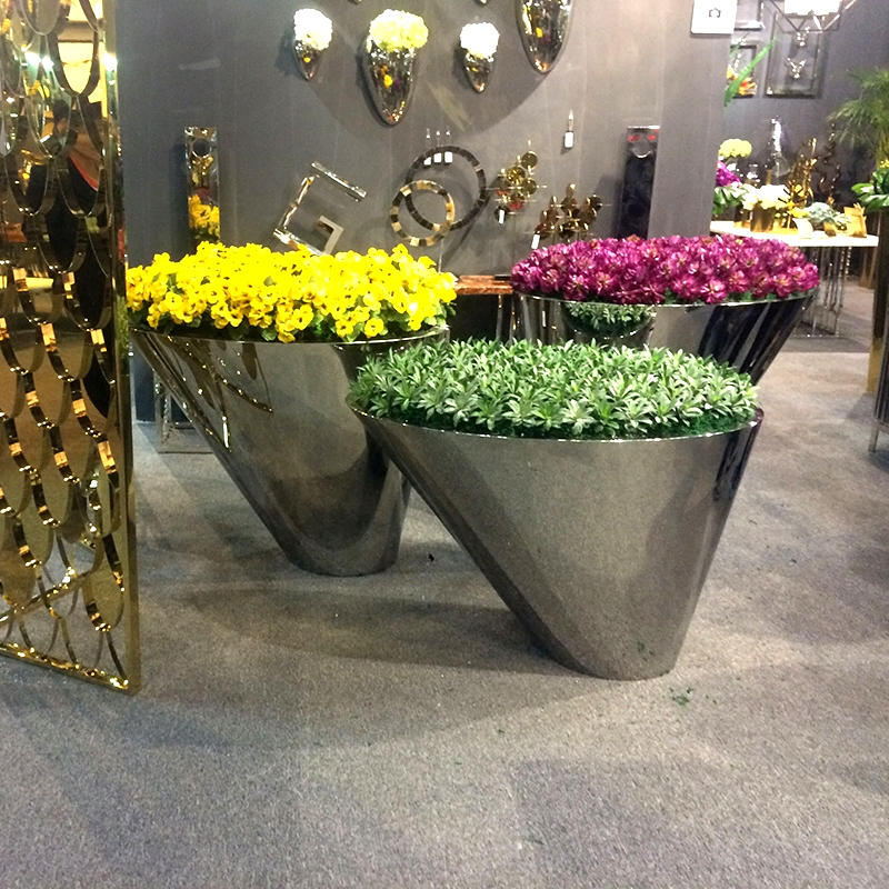 贵州金属不锈钢圆柱倾斜花盆 商场酒店造型花盆 异形花盆定做厂家