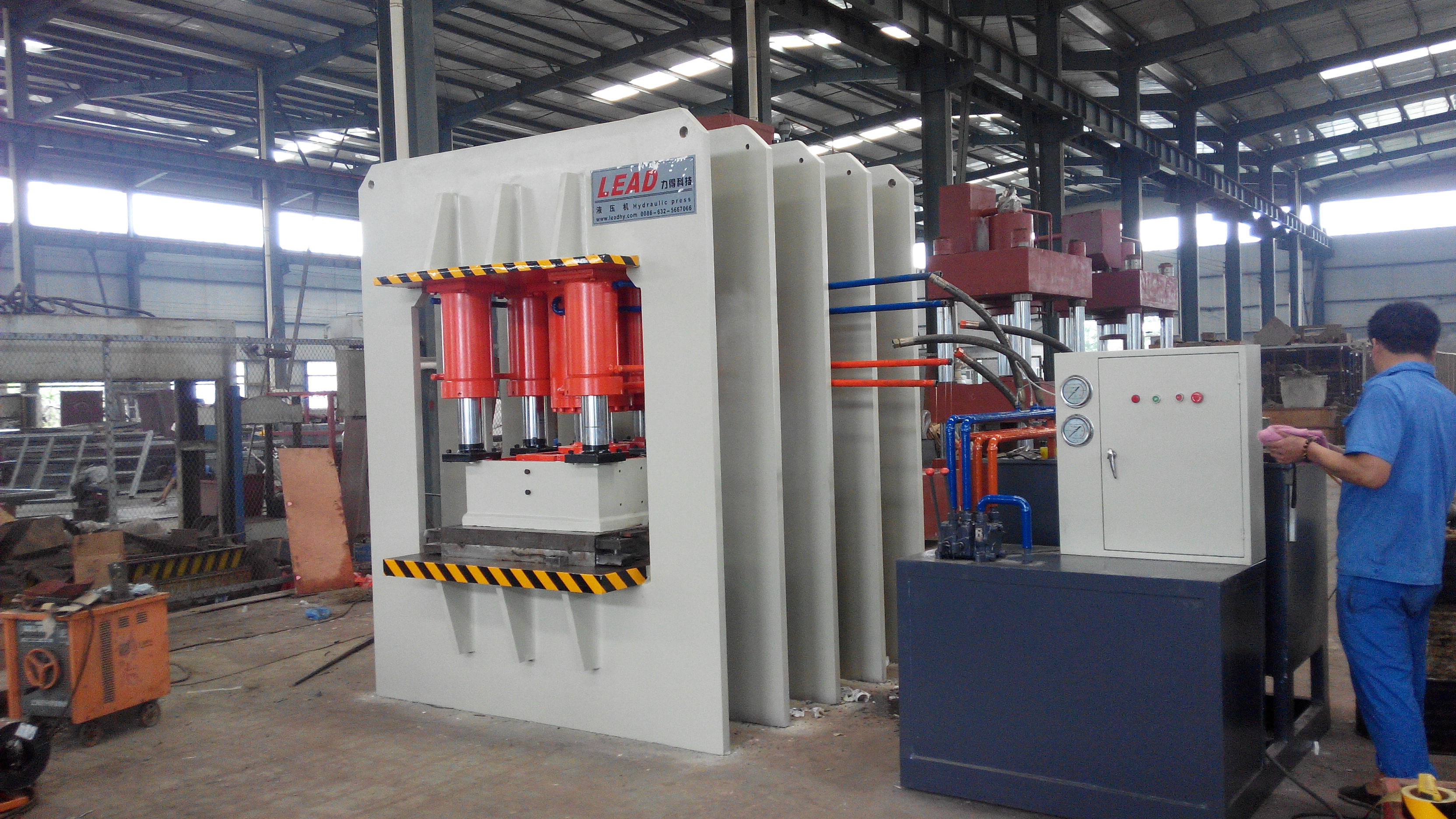 山东力得4500t-6500t农村大铁门压花机