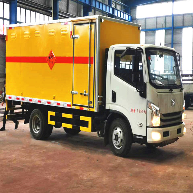 跃进超越民爆运输车
