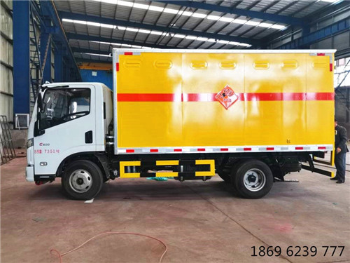 跃进超越炸药运输车